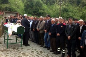 Kızının mezarında dua ederken kalp krizinden &ouml;ld&uuml;