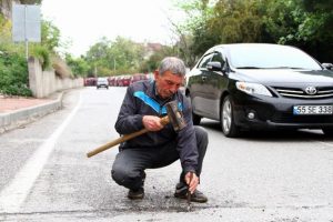 Caddeye kazık &ccedil;aktı trafiği kapattı