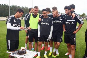 Motta'ya s&uuml;rpriz doğum g&uuml;n&uuml; kutlaması