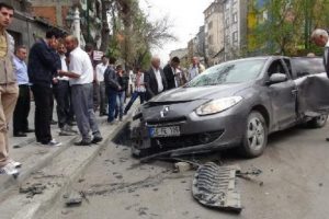 Otomobil polis otosuna &ccedil;arptı