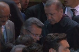 Başbakan, Arın&ccedil;'ı hastanede ziyaret etti