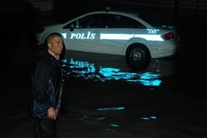 Sele kapılan polisler son anda kurtarıldı