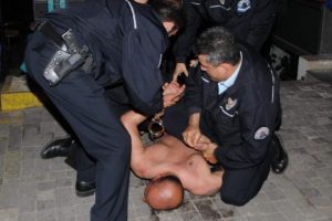 Alkol şişe de durduğu gibi durmadı