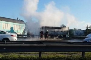 TEM'i fel&ccedil; eden olay! Minib&uuml;s yandı