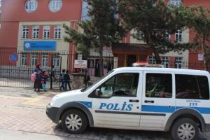 Okula hırsız girdi, &ouml;ğrenciler derse giremedi