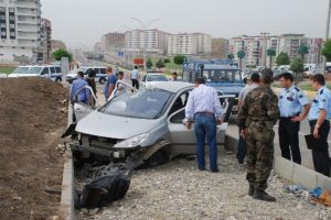 Ehliyetsiz s&uuml;r&uuml;c&uuml;s&uuml; sağlam kayaya &ccedil;arptı