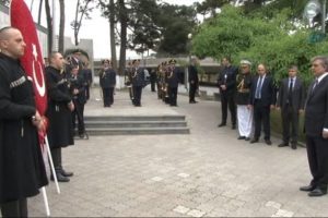 Cumhurbaşkanı G&uuml;l Kahramanlar Anıtı'na &ccedil;elenk bıraktı