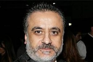 &Uuml;nl&uuml; şarkıcı Erol K&ouml;se'yi u&ccedil;akta tokatladı!
