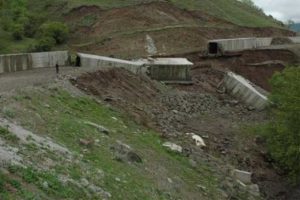 Kanal patladı, &ccedil;evrede b&uuml;y&uuml;k zarar var