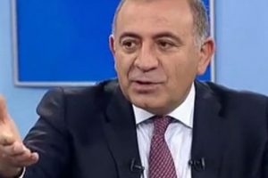 G&uuml;rsel Tekin'den canlı yayında şok k&uuml;f&uuml;r