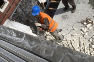 Tarihi binanın &ccedil;atısını otel i&ccedil;in yıktılar