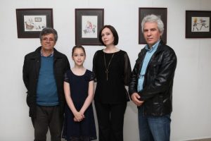 11 yaşındaki Yasemin annesiyle karikat&uuml;r sergisi a&ccedil;tı