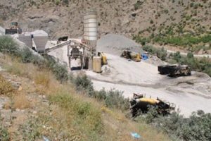 PKK'lılar baraj inşaatını bastı, 2 iş makinesini yaktı