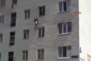 &Ccedil;ocuklarını kurtarmak i&ccedil;in 4'&uuml;nc&uuml; kattan aşağı attı