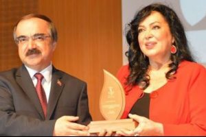 T&uuml;rkan Şoray'a yılın annesi &ouml;d&uuml;l&uuml;