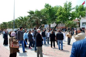 Bursa'da &ccedil;ıkarılan iş&ccedil;ilerden belediye &ouml;n&uuml;nde eylem!