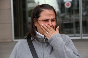G&ouml;zyaşları i&ccedil;erisinde eşini bekliyor