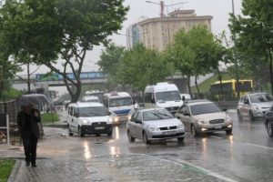 Bursa'da sağanak yağış etkisini artırdı