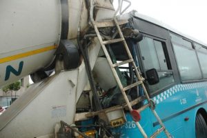 Otob&uuml;s beton mikserine &ccedil;aptı: 14 yaralı