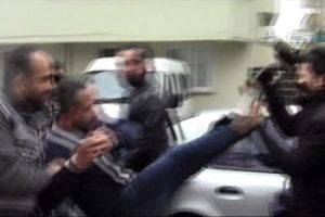 Zanlıdan basın mensubuna u&ccedil;an tekme