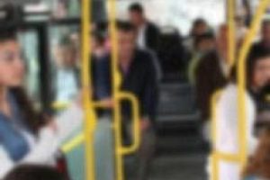 Otob&uuml;ste 'selfie' dayağı!