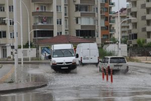 Nil&uuml;fer'de su baskınları vatandaşı bezdirdi