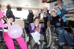 Annelerinin g&uuml;n&uuml;n&uuml; şarkılar s&ouml;yleyerek kutladılar