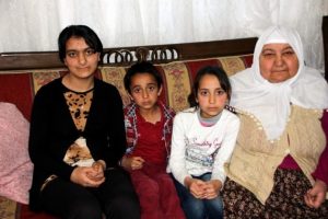 Torunlarına hem annelik hem de babalık yapıyor