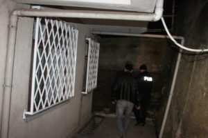 Hırsız ev sahibini g&ouml;r&uuml;nce pencereden atlayıp ka&ccedil;tı