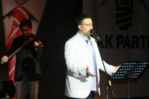 İbrahim Sadri şiirlerini anneler i&ccedil;in s&ouml;yledi