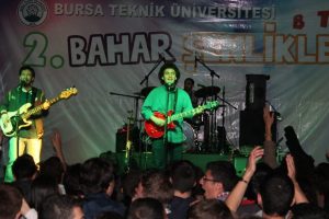 &Uuml;nl&uuml; m&uuml;zik grubundan futbol ma&ccedil;lı konser