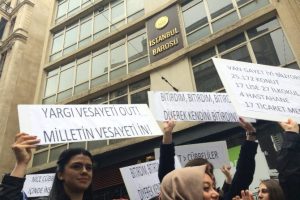 &Uuml;niversiteli gen&ccedil;ler Feyzioğlu'nu protesto etti