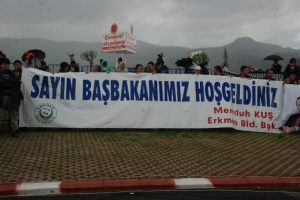 Başbakan'a yağmur altında destek