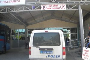 Babasıyla tartıştı polisleri yaraladı