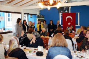 Mudanya'da CHP'li kadınlardan annelere kahvaltı