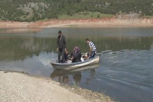 Baraj suları k&ouml;y yolunu yuttu
