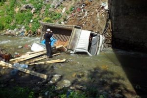 Kamyonet k&ouml;pr&uuml;den u&ccedil;tu: 1 &ouml;l&uuml;