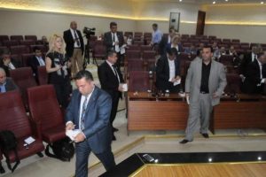 CHP'li &uuml;yeler toplantıyı terk etti