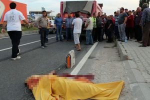Akıl almaz kaza! Seyir halinde TIR'dan d&uuml;şt&uuml;
