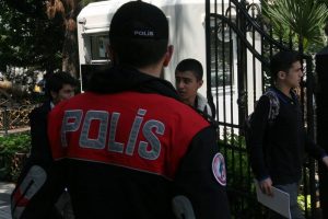 Polisten okul &ouml;nlerinde sıkı denetim