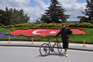 Protez bacakla 61 saat pedal &ccedil;evirdi