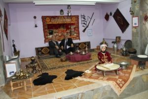 Okulun konferans salonunu m&uuml;zeye &ccedil;evirdiler