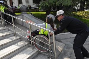 Trafik memuru olan engelliler rampayı &ccedil;ıkamayınca