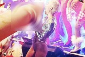 Miley Cyrus bu kez şişme penisle sahneye &ccedil;ıktı