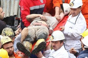 Ağlatan soru: "&Ccedil;izmelerimi &ccedil;ıkarayım mı? Sedye kirlenmesin"