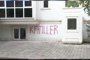 O binaya "katiller" ifadesi yazıldı