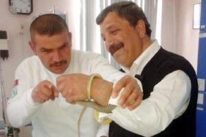 Elini ısıran yılanla hastaneye gitti