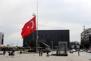 Taksim'de T&uuml;rk Bayrağı yarıya indirildi