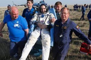 3 astronot eve d&ouml;nd&uuml;