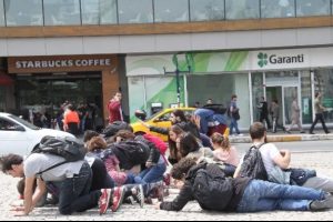 Taksim'de "madende &ouml;l&uuml;m&uuml;" oynadılar